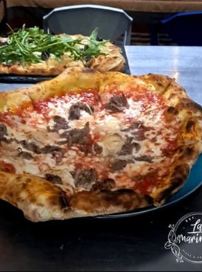 Pizza with mushrooms and a rich tomato heart