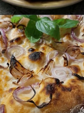 Pizza with caramelised red onion