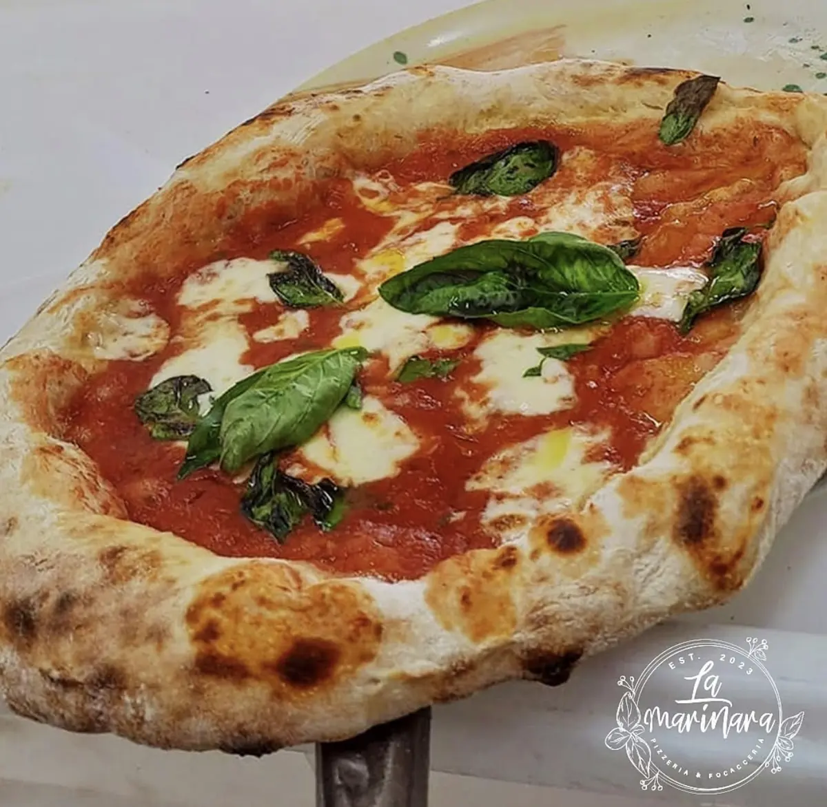 Neapolitan margherita with hand-crushed Italian tomatoes, mozzarella and basil at La Marinara, Grand Baie — among the best pizza in Mauritius